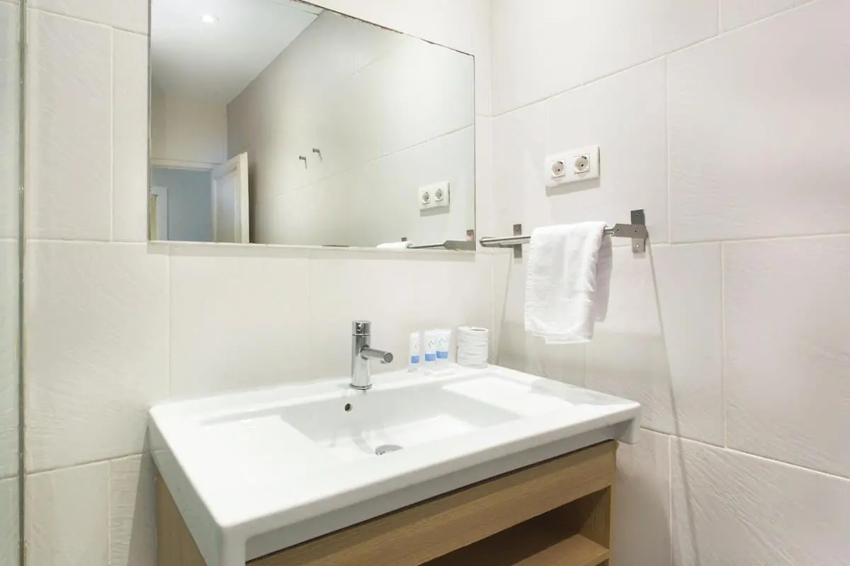 4Bedroom Apartment With A Balcony In Las Ramblas 1 2 برشلونة 0*,  إسبانيا